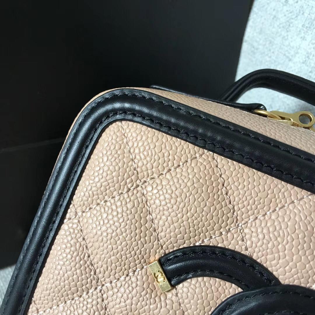 香奈兒小號Vanity Case bag 杏色配黑色顆粒壓花球紋小牛皮 化妝包