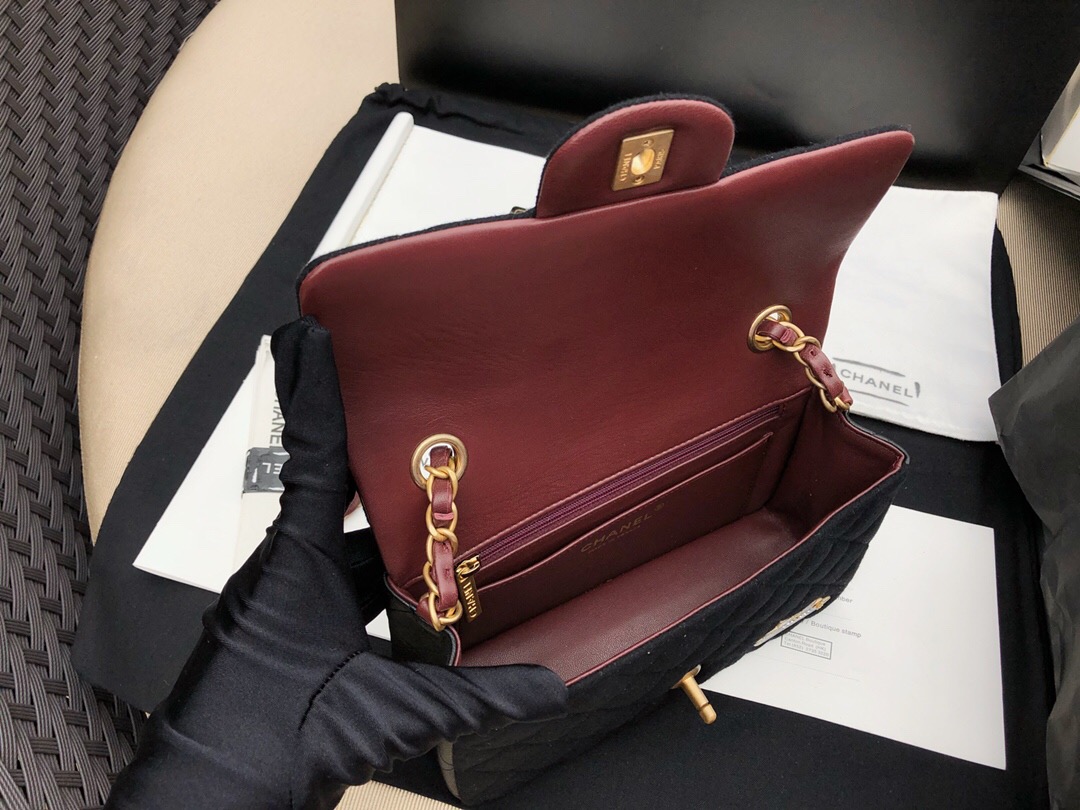 香奈兒 MINI Classic Flap Bag 口蓋包 黑色羊毛 小羊皮、吊飾與金色金屬