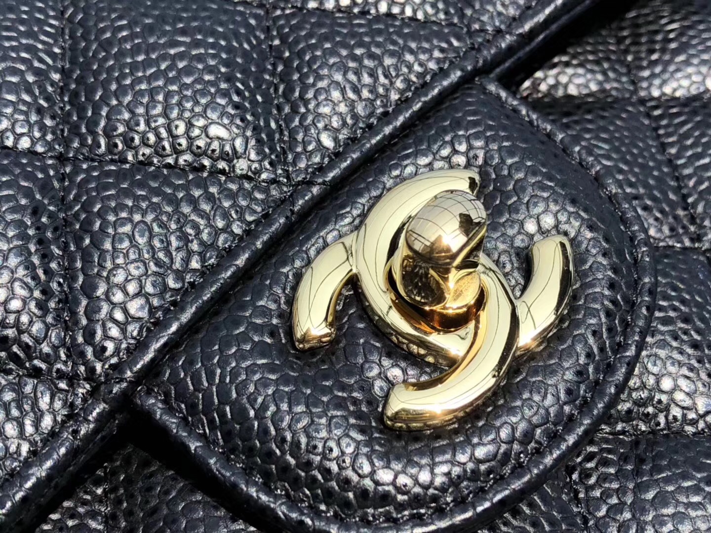 小香Classic Flap Bag 23cm 小號經典口蓋包 顆粒壓花小牛皮與金色金屬