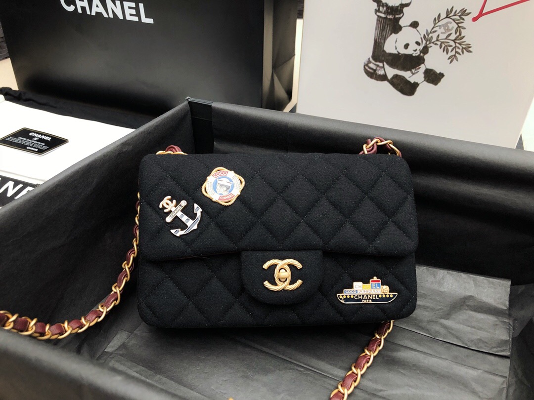 香奈兒 MINI Classic Flap Bag 口蓋包 黑色羊毛 小羊皮、吊飾與金色金屬