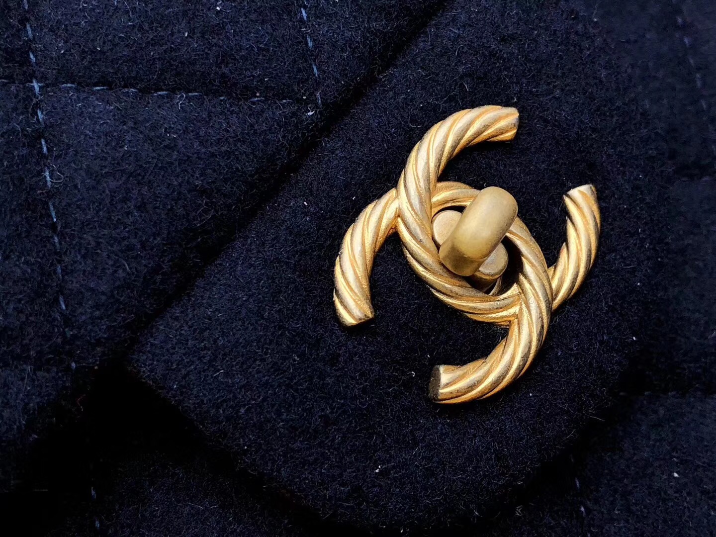 香奈兒口蓋包 Classic Flap Bag 海軍藍色羊毛 小羊皮 金色金屬海軍徽章吊飾