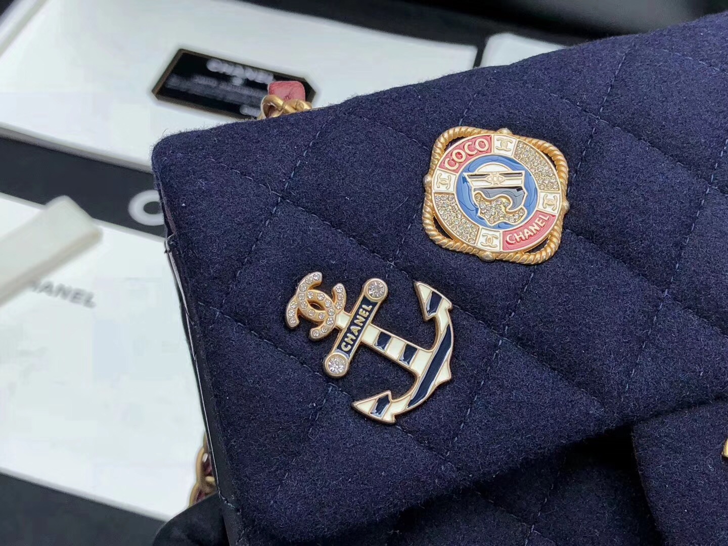 香奈兒口蓋包海軍藍色羊毛 Classic Flap Bag 吊飾與金色海軍徽章