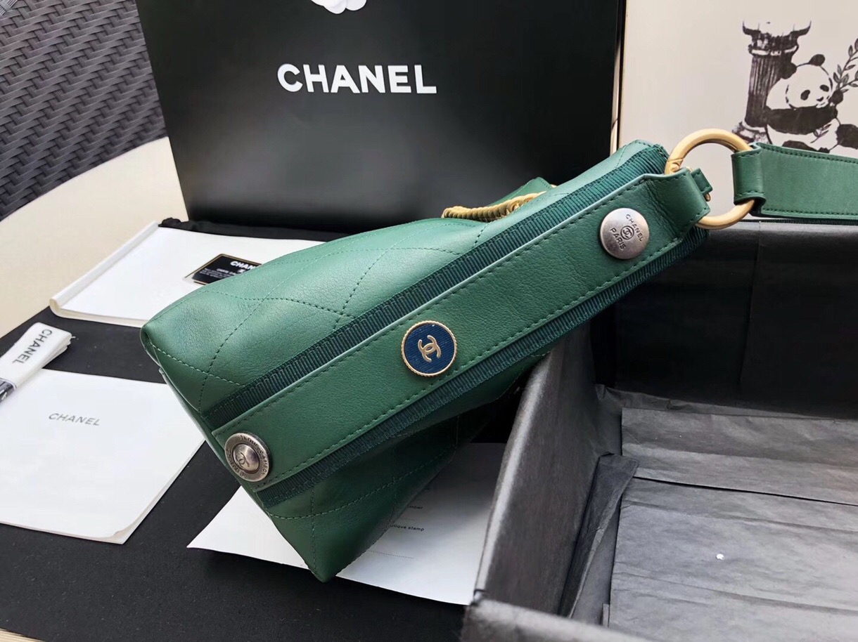 香奈兒Chanel 嬉皮包 绿色小牛皮、羅緞與金色金屬