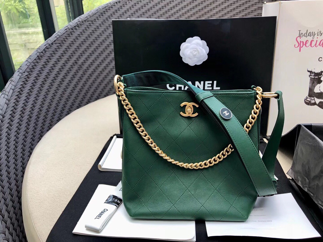 香奈兒Chanel 嬉皮包 绿色小牛皮、羅緞與金色金屬