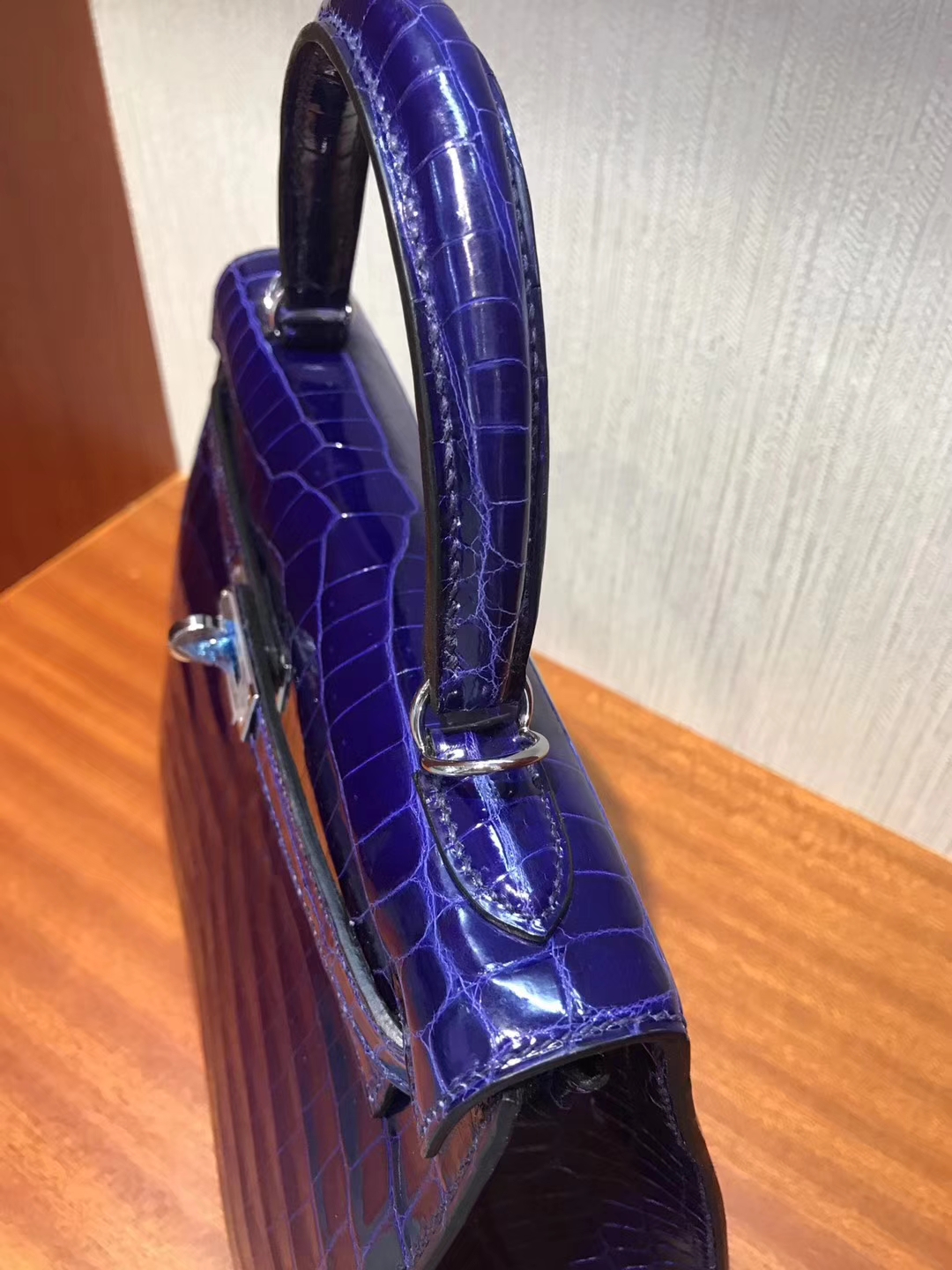 愛馬仕凱莉包價格 Hermes Kelly bag 25 倒V亮面澳洲灣鱷魚皮 7T電光藍 銀扣金屬