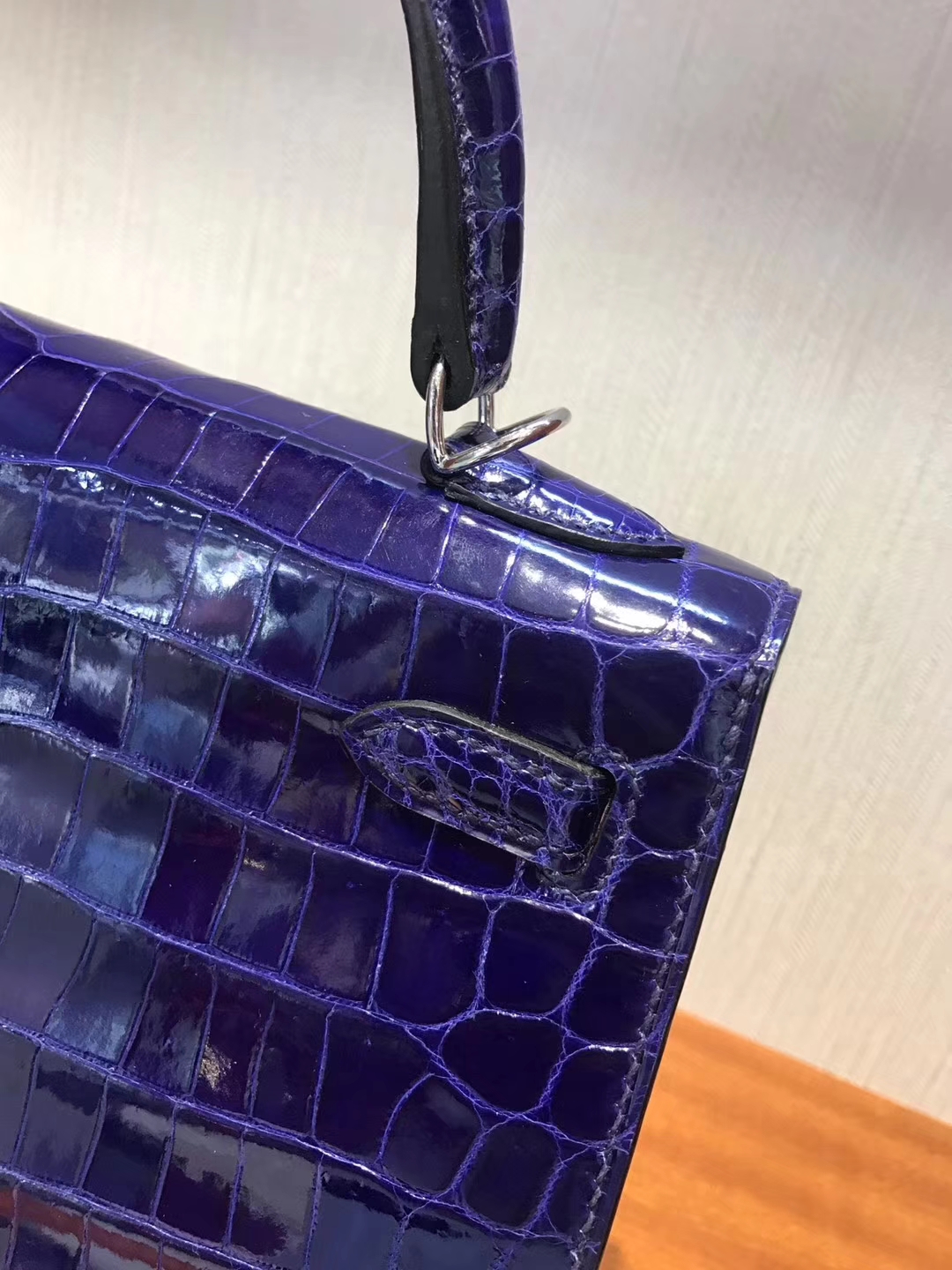 愛馬仕凱莉包價格 Hermes Kelly bag 25 倒V亮面澳洲灣鱷魚皮 7T電光藍 銀扣金屬