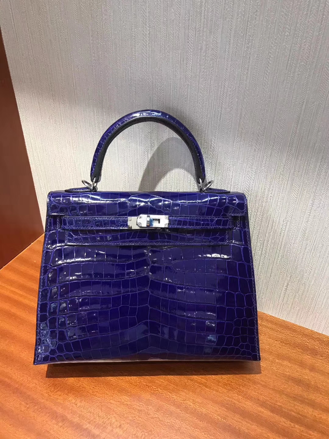 愛馬仕凱莉包價格 Hermes Kelly bag 25 倒V亮面澳洲灣鱷魚皮 7T電光藍 銀扣金屬