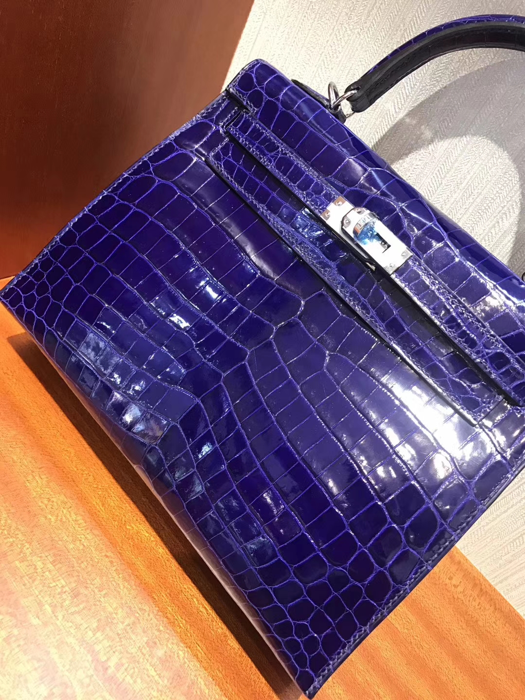 愛馬仕凱莉包價格 Hermes Kelly bag 25 倒V亮面澳洲灣鱷魚皮 7T電光藍 銀扣金屬