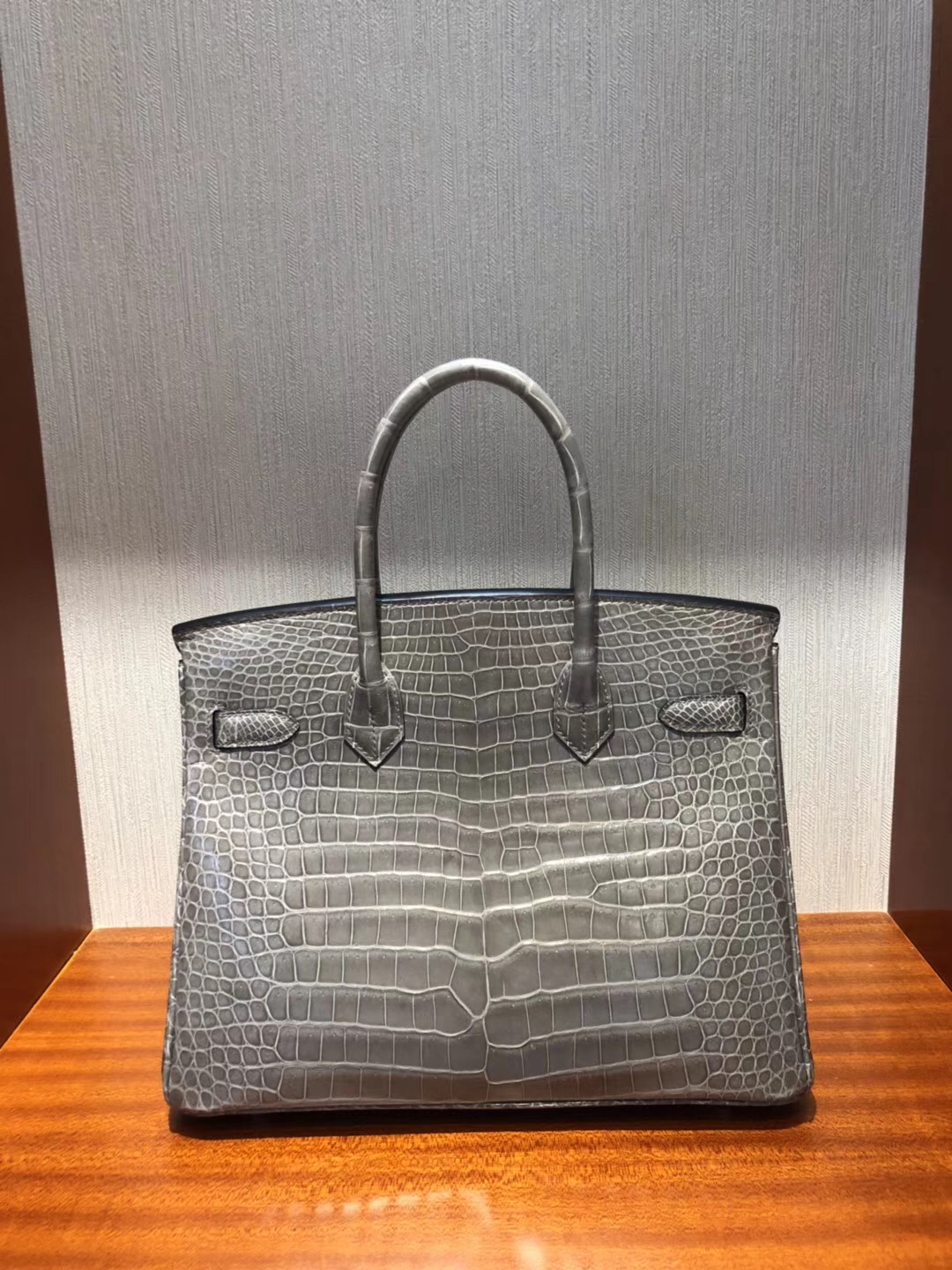 臺南新天地新光三越專賣店Hermes Birkin Bag 30亮面倒V澳洲灣鱷CK81斑鳩灰