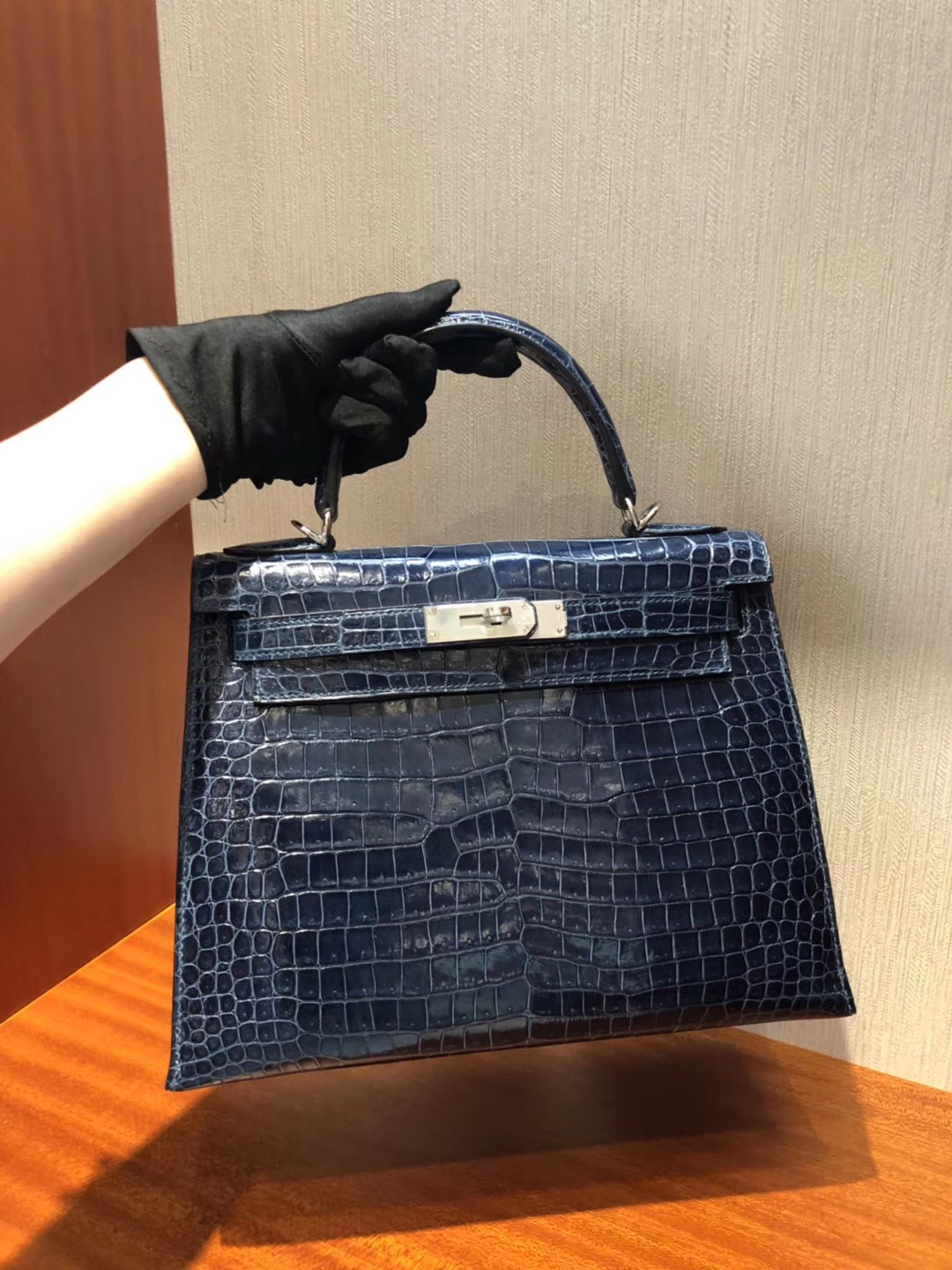 愛馬仕凱莉包價格Hermes Kelly Bag 28亮面倒V澳洲灣鱷CK73寶石藍銀扣