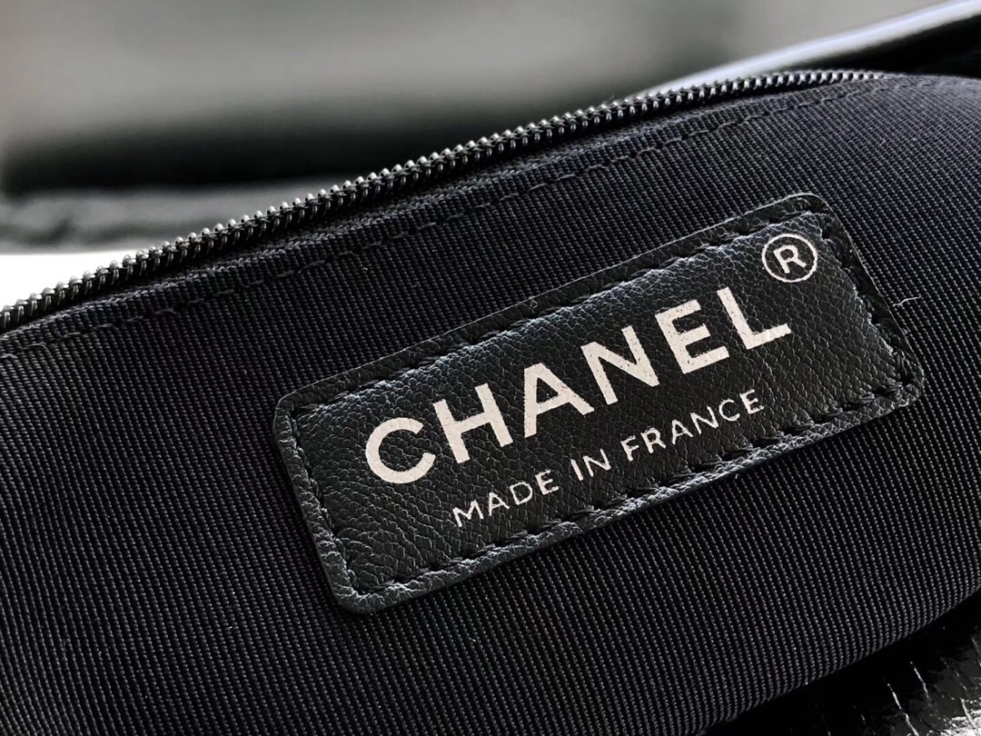 香奈兒Chanel gabrielle流浪包  黑色與金色 金屬質感皺紋山羊皮、小牛皮