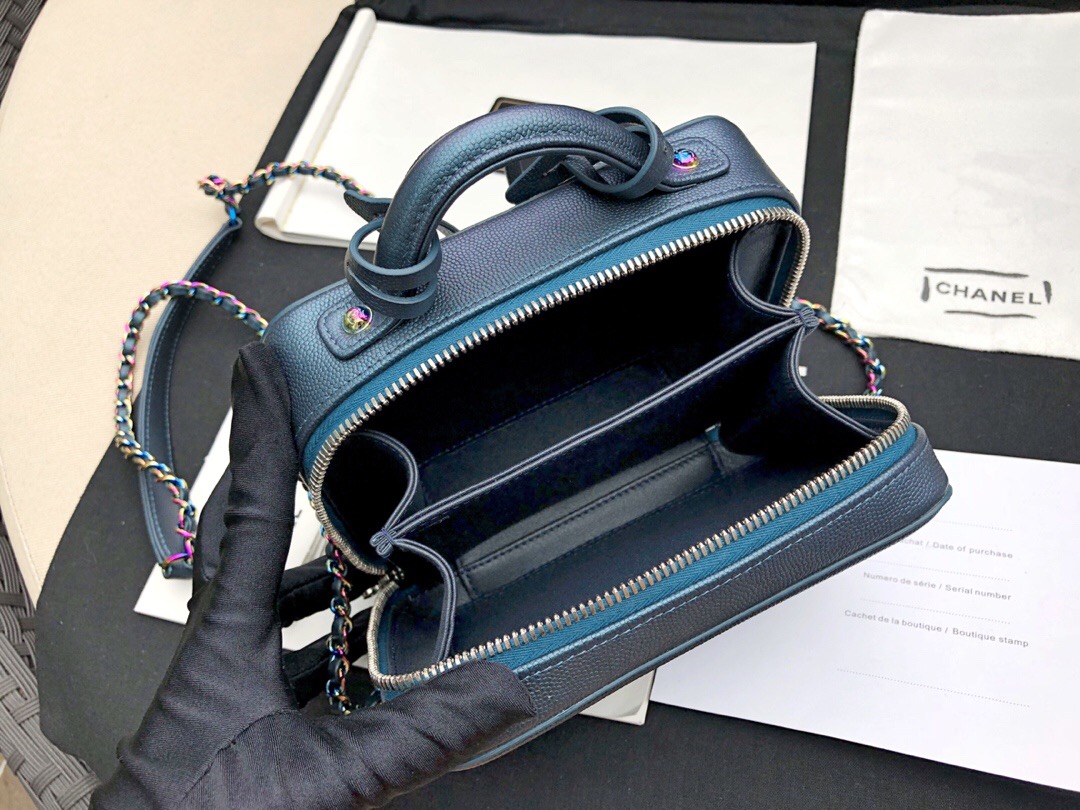 香奈兒小號化妝包 藏青色 顆粒球紋小牛皮幻彩色金屬 Vanity Case bag相機包