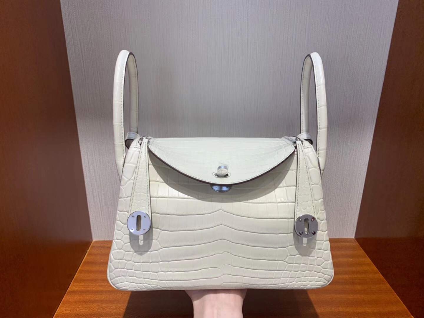 愛馬仕吉隆坡機場專賣店 Hermes lindy 26cm 8L beton 奶油白 尼羅鱷魚