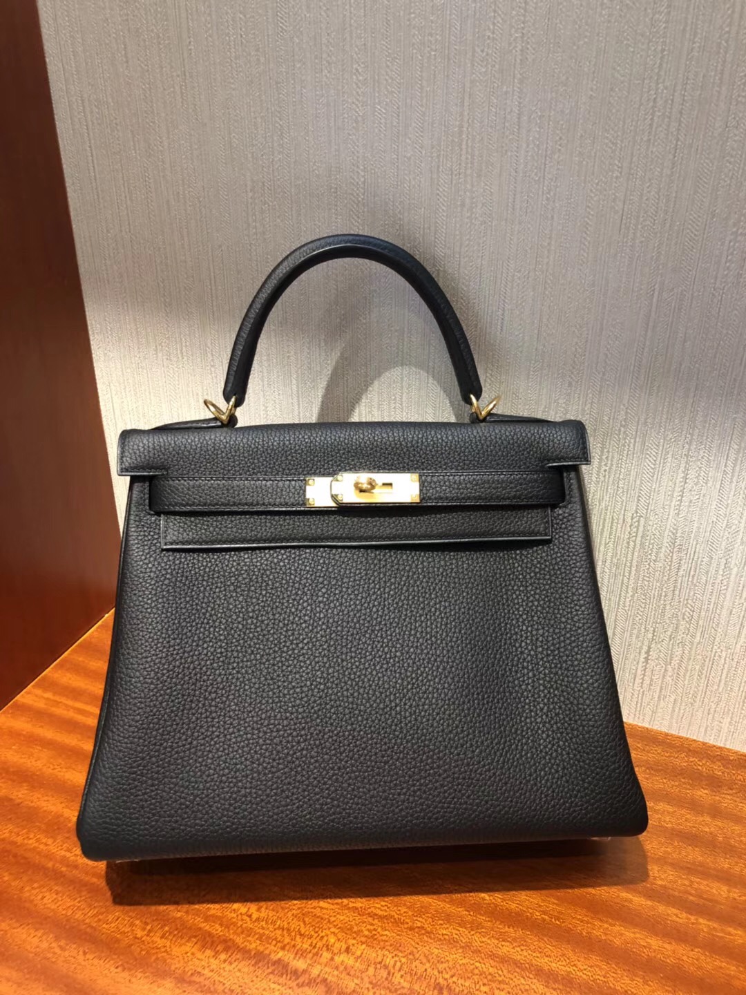 愛馬仕凱莉包細節圖Hermes Kelly 28cm CK89黑色Togo小牛皮 金扣