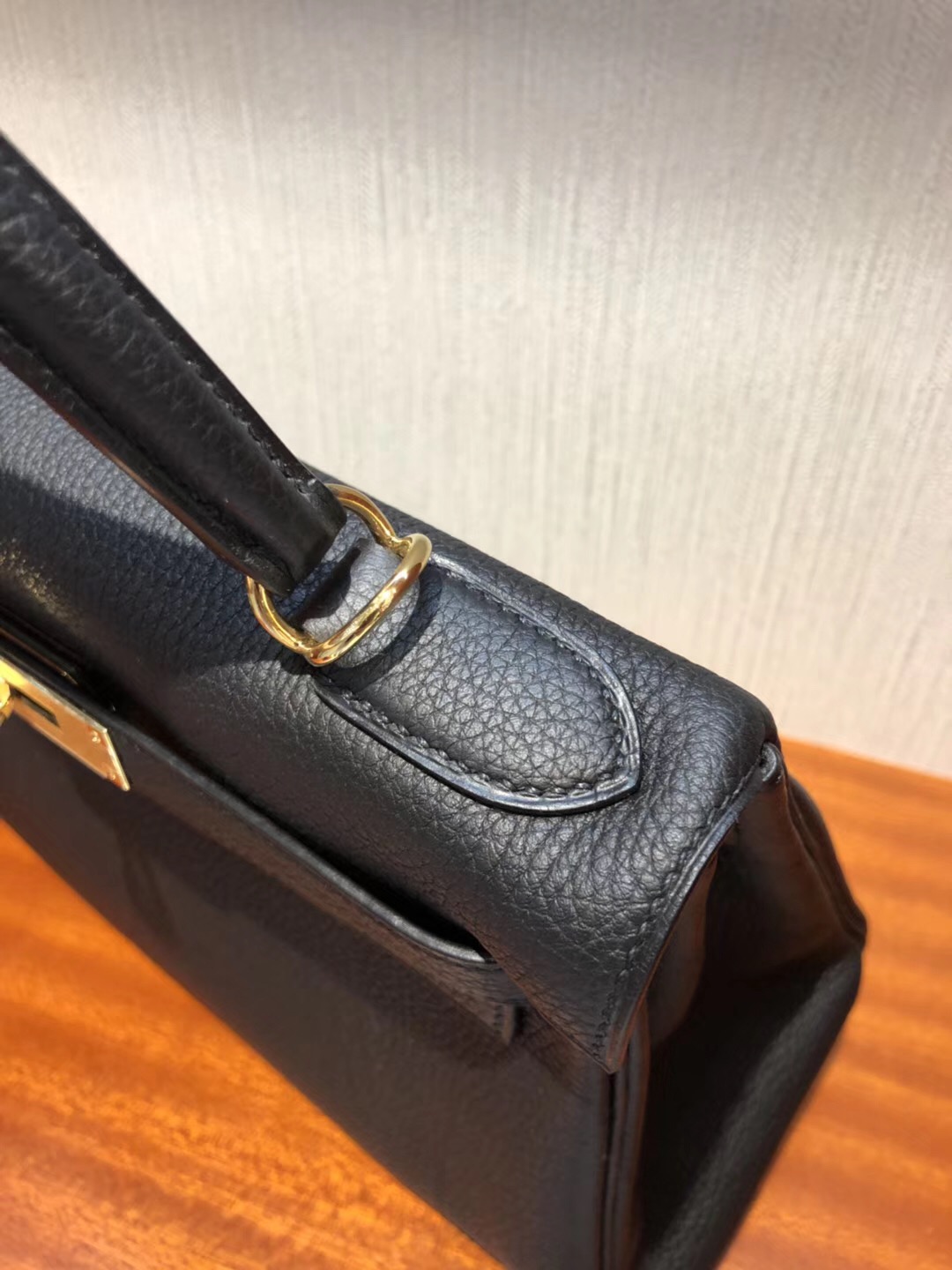 愛馬仕凱莉包細節圖Hermes Kelly 28cm CK89黑色Togo小牛皮 金扣