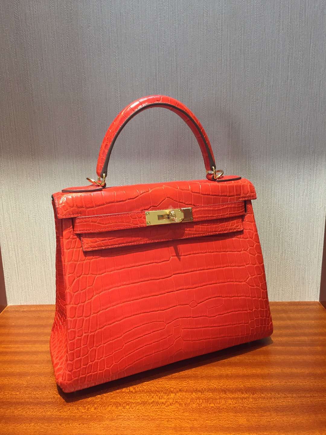 愛馬仕Hermes 凱莉包包Kelly 28cm Bag 8V 罌栗橘 霧面兩點鱷魚 金扣