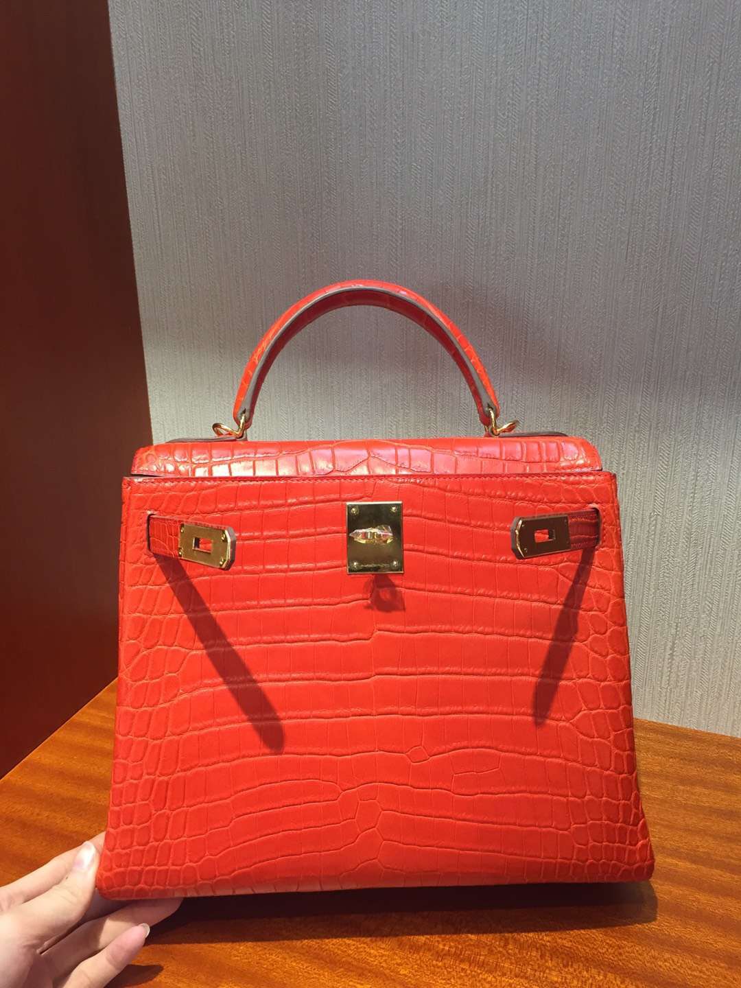 愛馬仕Hermes 凱莉包包Kelly 28cm Bag 8V 罌栗橘 霧面兩點鱷魚 金扣