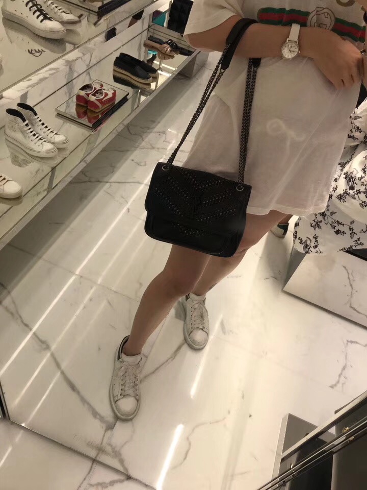 聖羅蘭包包臺灣官網 YSL Baby Niki 黑色编织配铆钉小牛皮縫真皮鏈條包