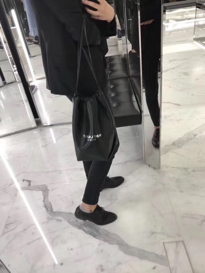 聖羅蘭包包臺灣官網 YSL TEDDY 黑色真皮包SAINT LAURENT PARIS抽繩水桶包