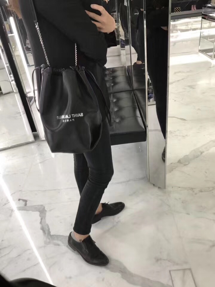 聖羅蘭包包臺灣官網 YSL TEDDY 黑色真皮包SAINT LAURENT PARIS抽繩水桶包