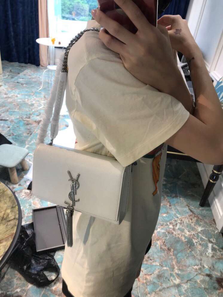 聖羅蘭官網包包圖片價格 YSL KATE 小號白色紋理真皮流蘇穗鏈條包