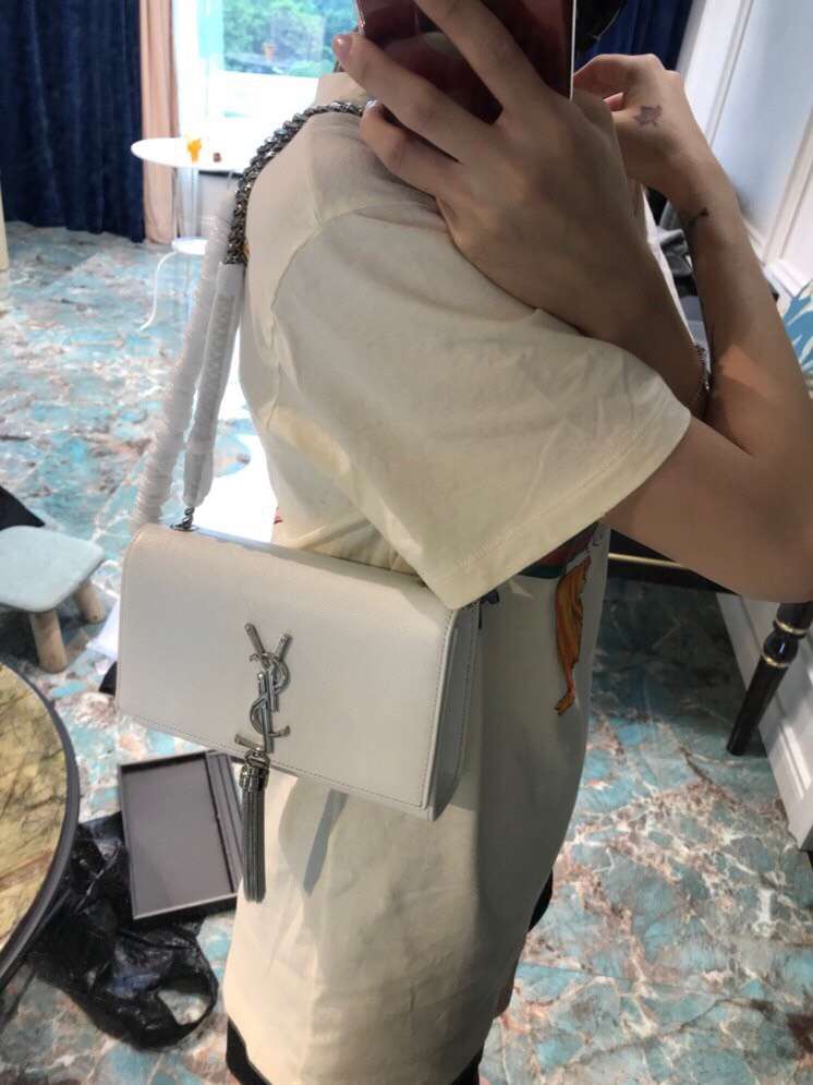 聖羅蘭官網包包圖片價格 YSL KATE 小號白色紋理真皮流蘇穗鏈條包