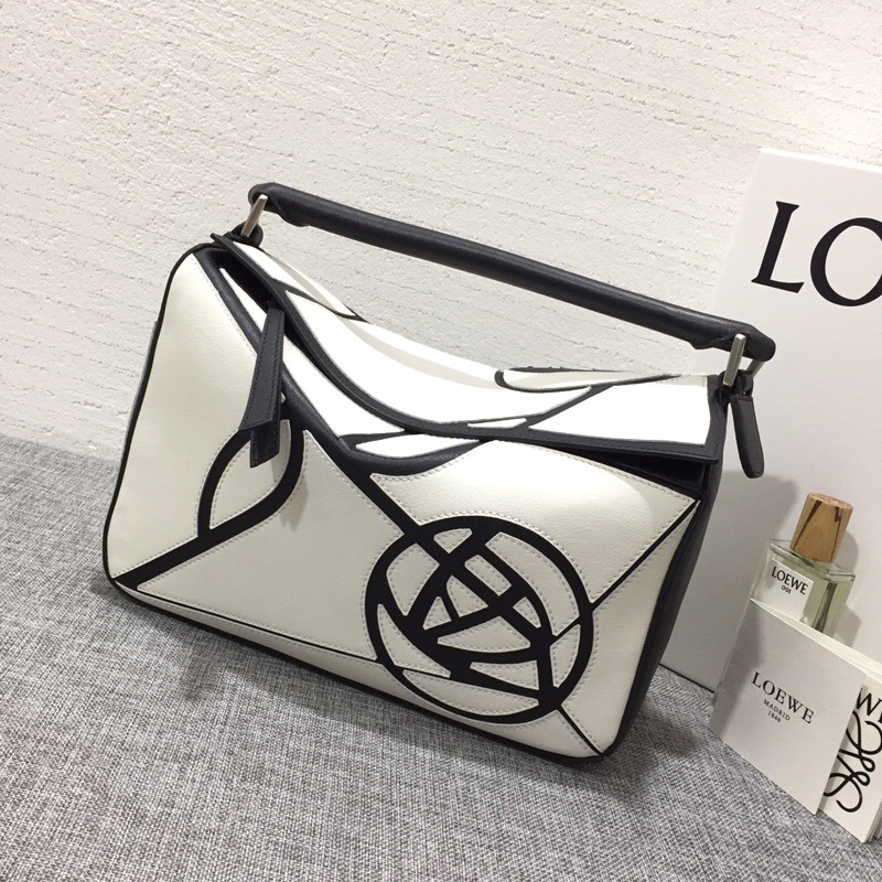 羅意威包包臺灣官網 LOEWE Puzzle Roses Bag 白色/黑色