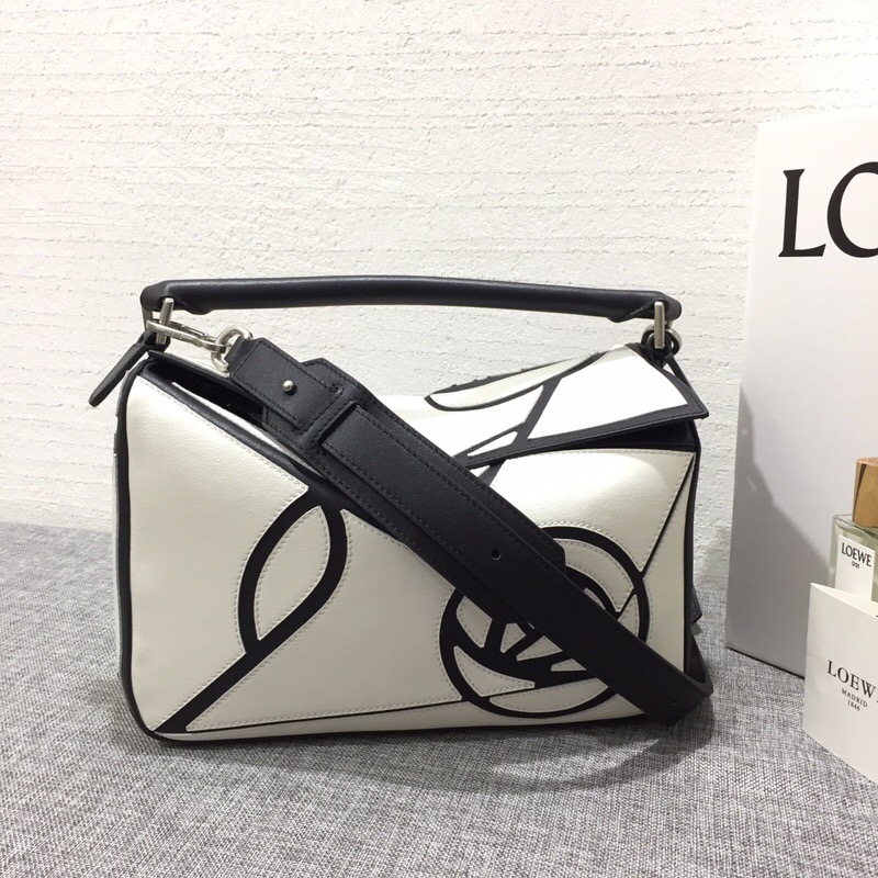 羅意威包包臺灣官網 LOEWE Puzzle Roses Bag 白色/黑色