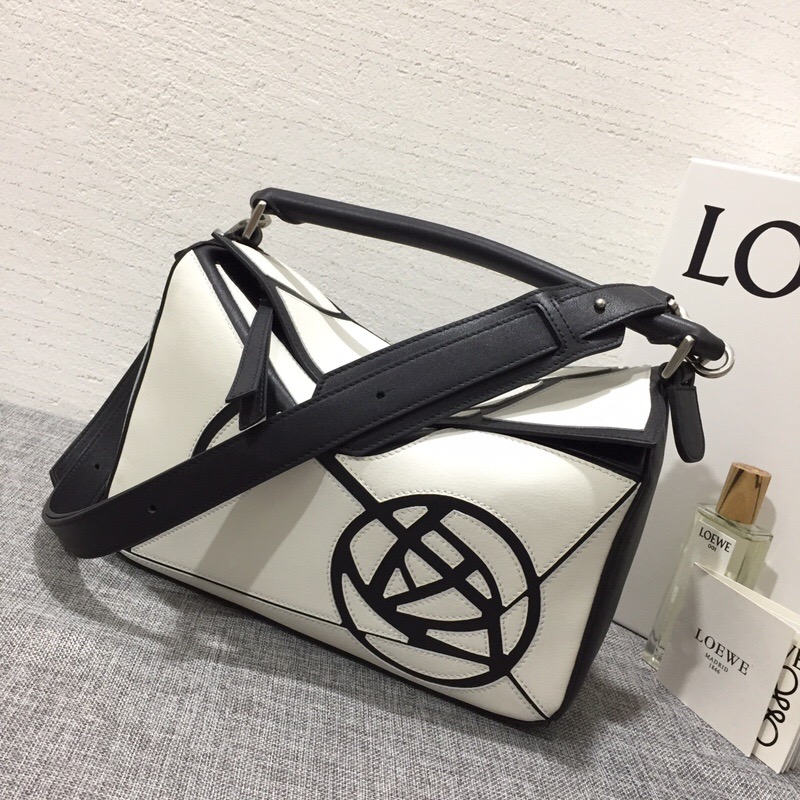 羅意威包包臺灣官網 LOEWE Puzzle Roses Bag 白色/黑色