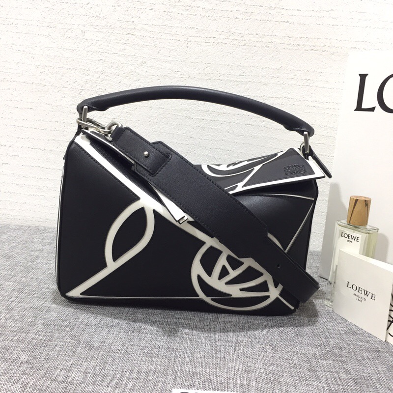 羅意威包包官網 LOEWE Puzzle Roses Bag 小牛皮黑色/白色