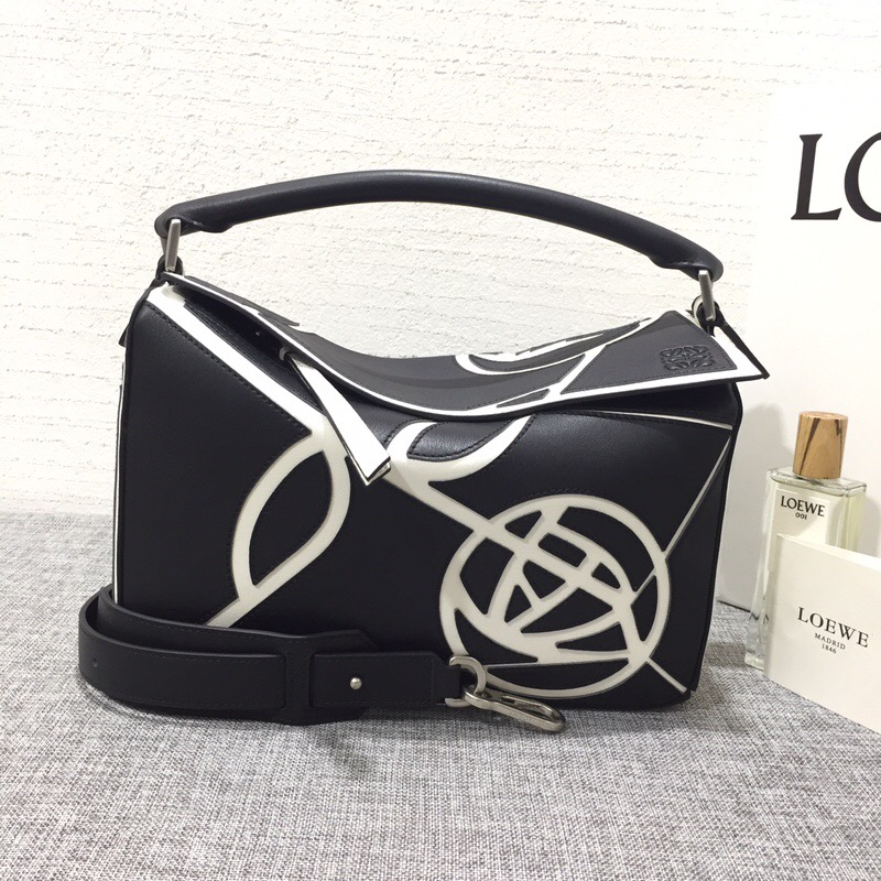 羅意威包包官網 LOEWE Puzzle Roses Bag 小牛皮黑色/白色