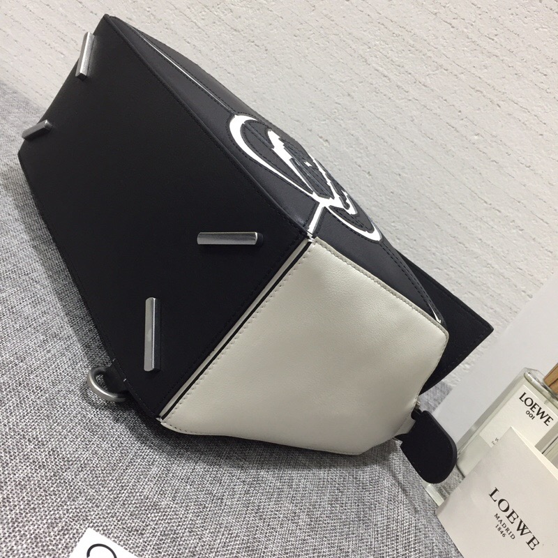 羅意威包包官網 LOEWE Puzzle Roses Bag 小牛皮黑色/白色