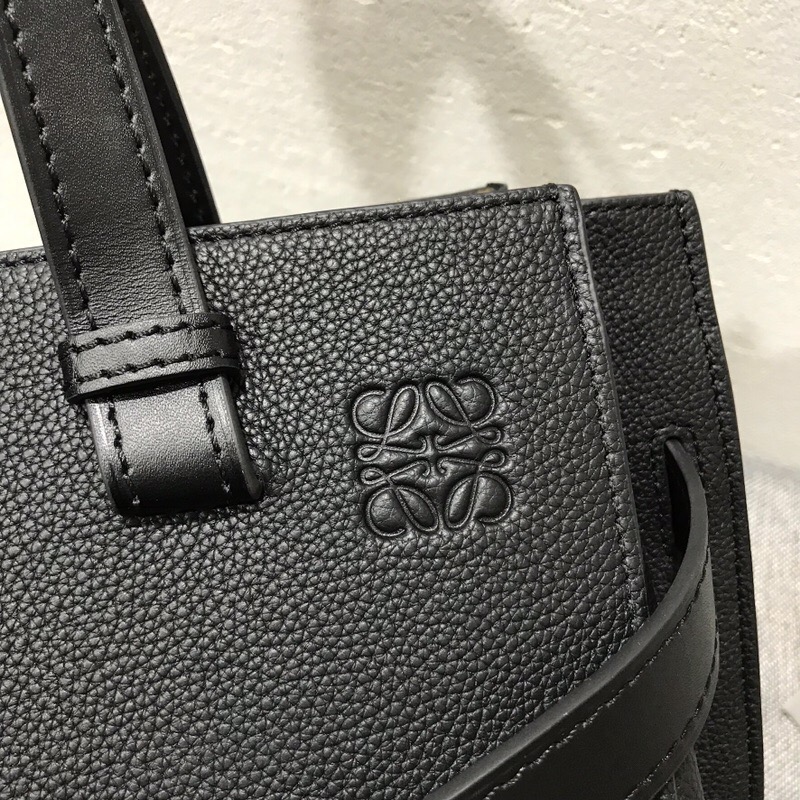 羅意威包包官網  LOEWE Gate Top Handle 黑色柔軟粒面小牛皮