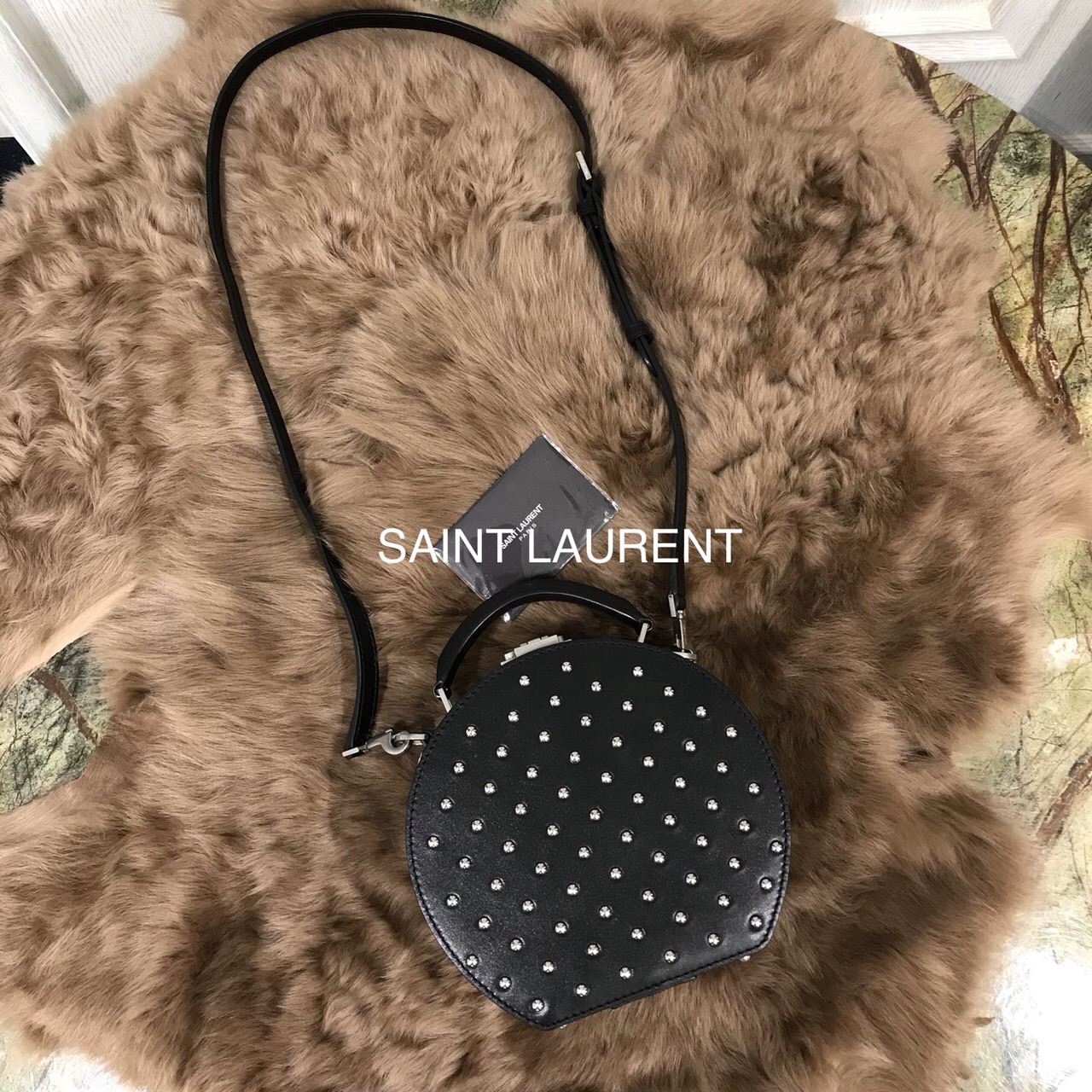 聖羅蘭包包官網 YSL MICA小號 黑色真皮 铆钉点缀 圓形帽包