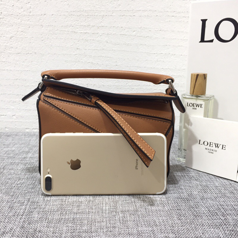 羅意威香港專賣店地址 LOEWE迷妳款Mini Puzzle Bag 焦糖色、棕色