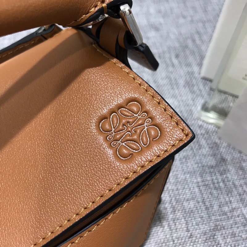 羅意威香港專賣店地址 LOEWE迷妳款Mini Puzzle Bag 焦糖色、棕色