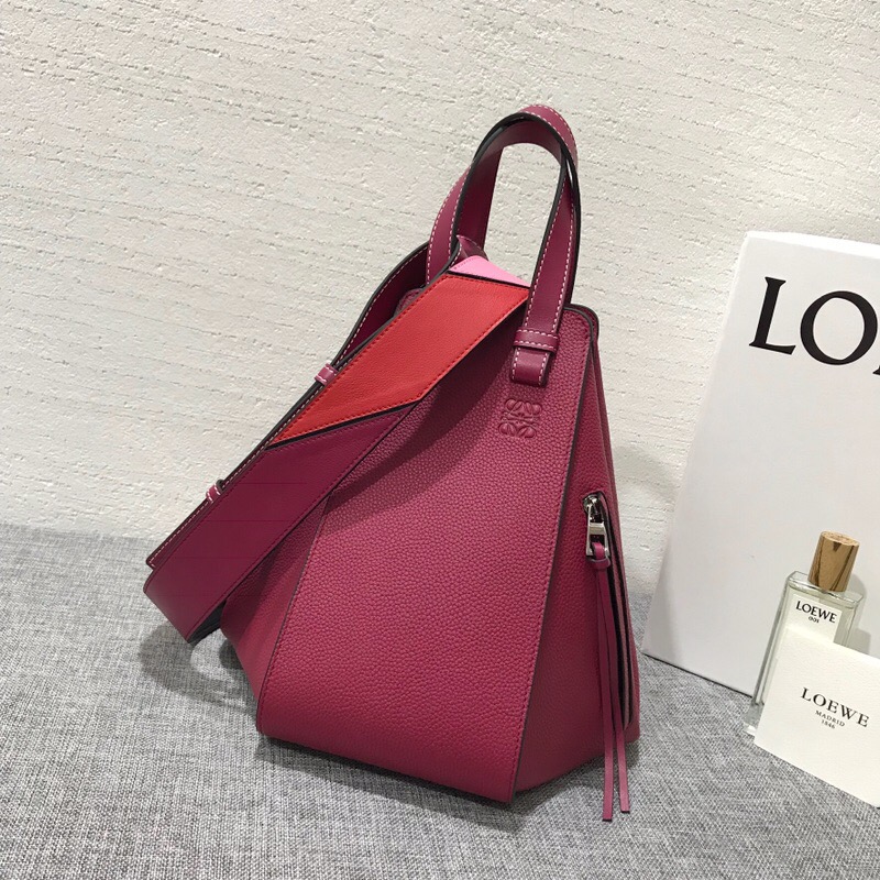 羅意威女包官網 LOEWE Hammock Medium Bag 覆盆莓色小牛皮