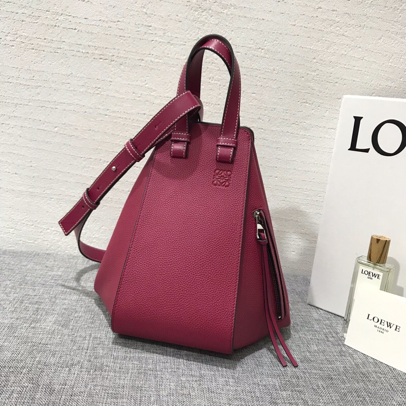 羅意威女包官網 LOEWE Hammock Medium Bag 覆盆莓色小牛皮