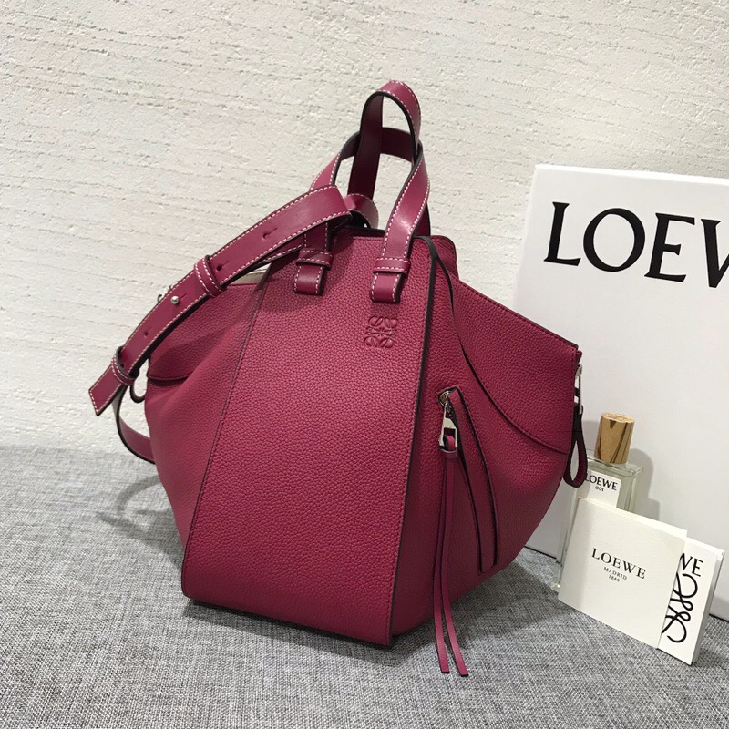 羅意威女包官網 LOEWE Hammock Medium Bag 覆盆莓色小牛皮