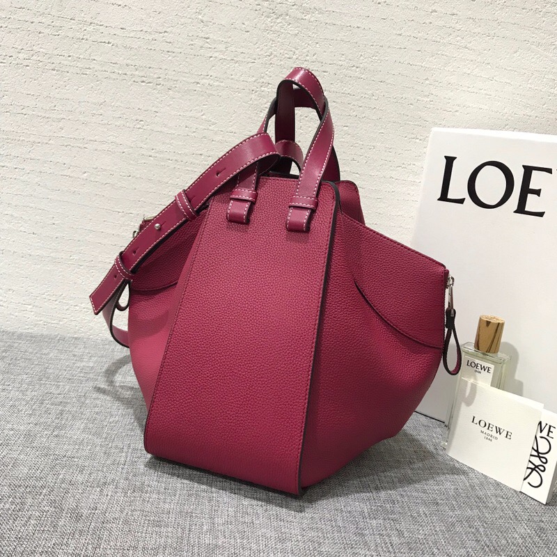 羅意威女包官網 LOEWE Hammock Medium Bag 覆盆莓色小牛皮