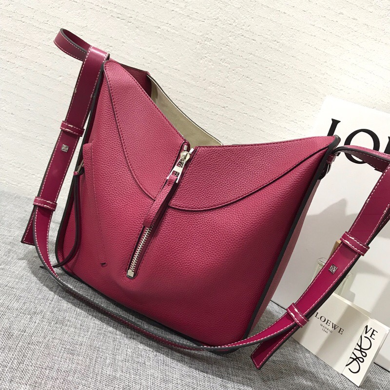 羅意威女包官網 LOEWE Hammock Medium Bag 覆盆莓色小牛皮