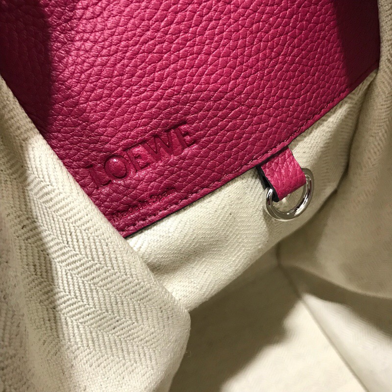 羅意威女包官網 LOEWE Hammock Medium Bag 覆盆莓色小牛皮