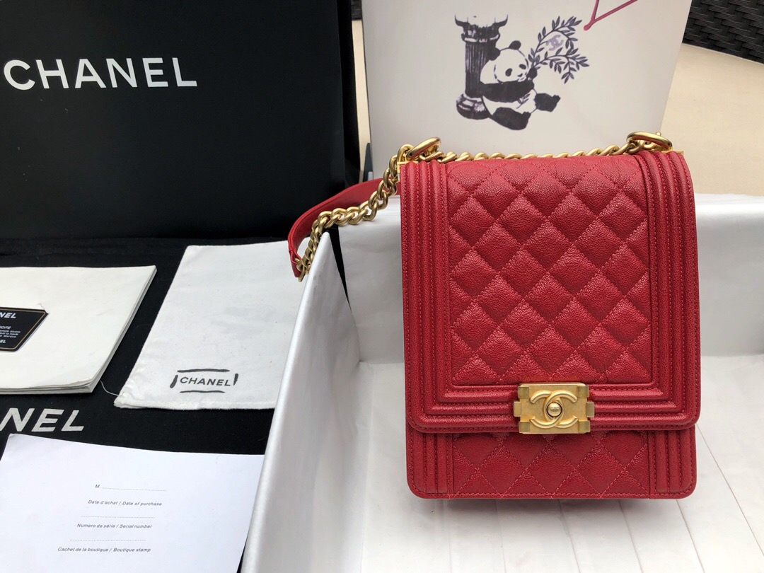 香奈兒包包價格和圖片 坚款BOY CHANEL口蓋包 顆粒壓花红色水洗胎牛皮