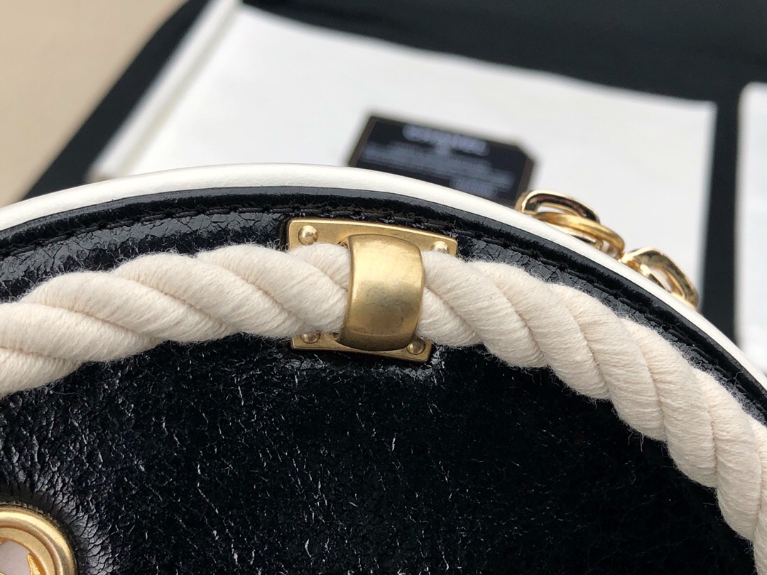 香奈兒2019最新款包包 圓形小手袋 黑與白皺紋小牛皮、棉與金色金屬