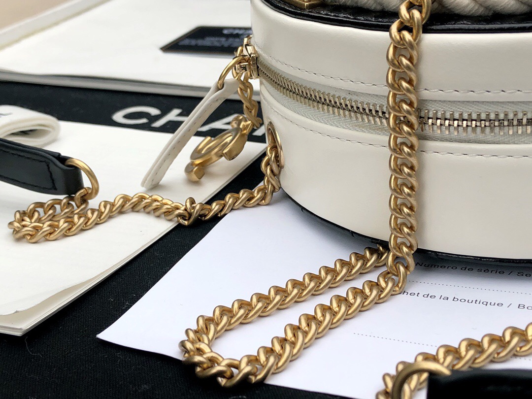 香奈兒2019最新款包包 圓形小手袋 黑與白皺紋小牛皮、棉與金色金屬
