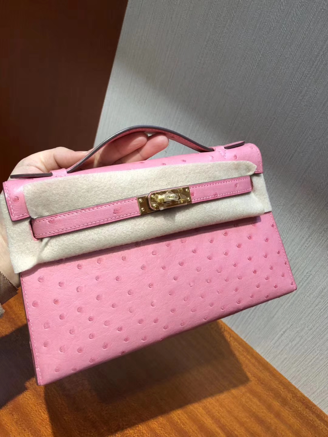 Hermes MiniKelly 22 Pochette 1Q奶昔粉Rose Confetti鴕鳥皮 手工臘線縫