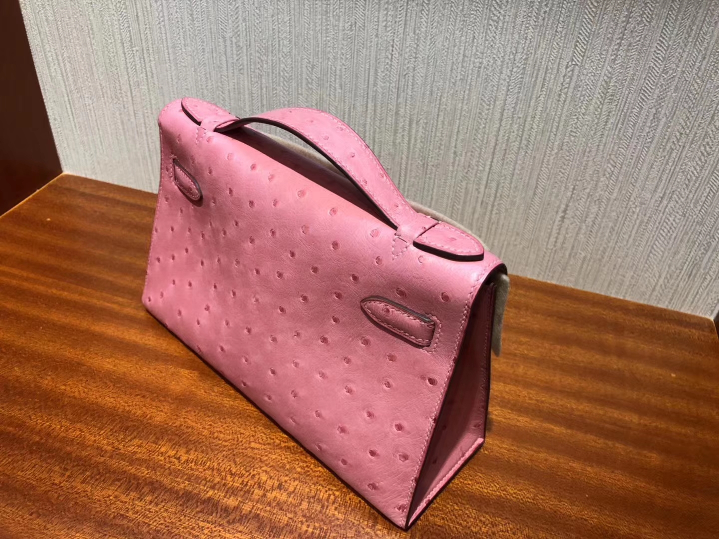 Hermes MiniKelly 22 Pochette 1Q奶昔粉Rose Confetti鴕鳥皮 手工臘線縫