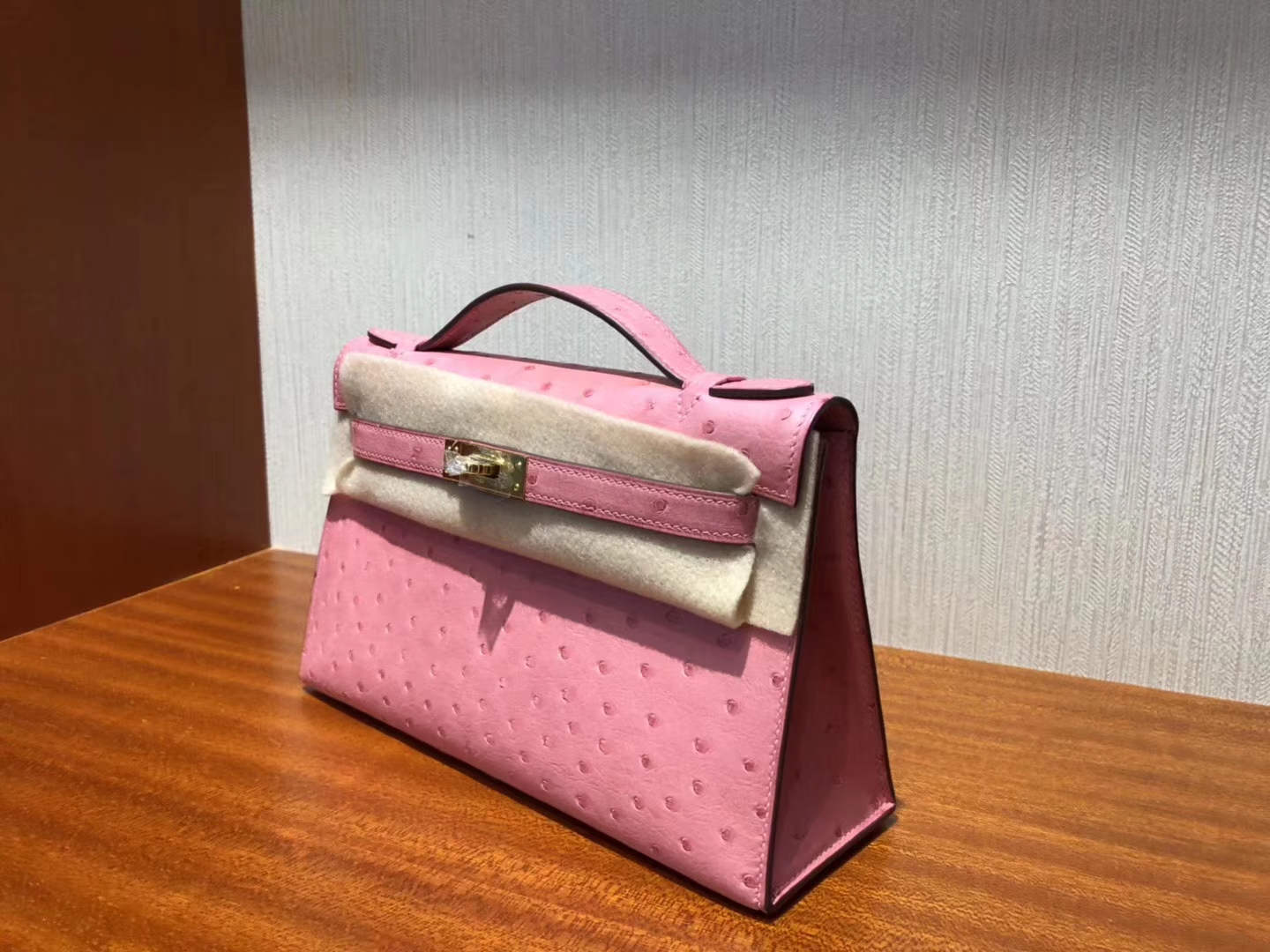 Hermes MiniKelly 22 Pochette 1Q奶昔粉Rose Confetti鴕鳥皮 手工臘線縫