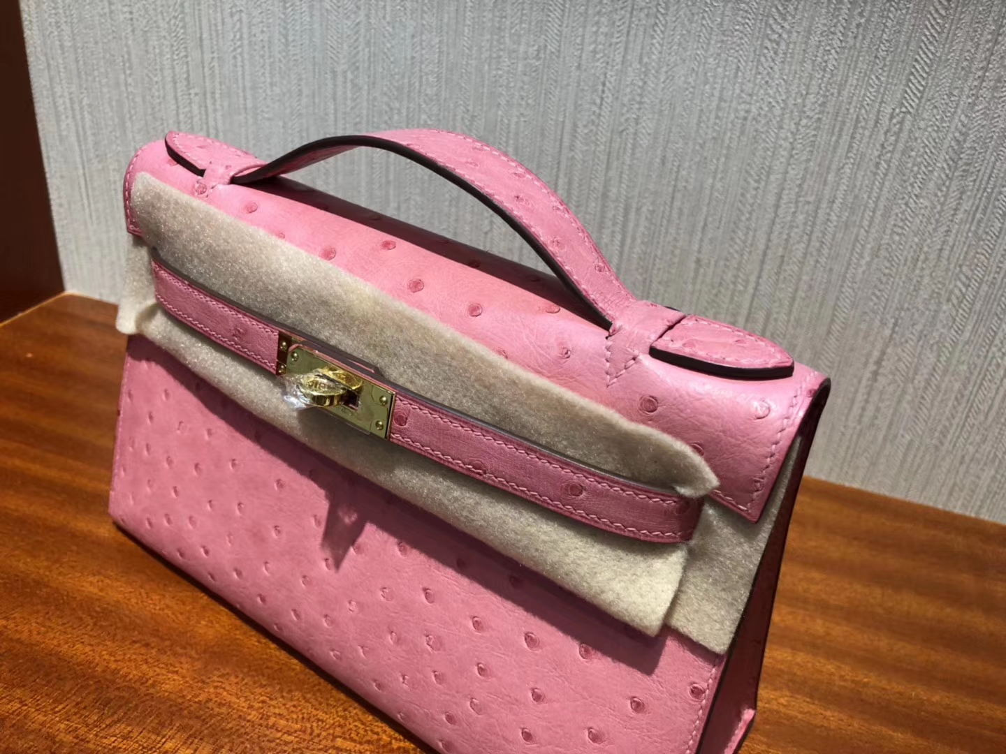 Hermes MiniKelly 22 Pochette 1Q奶昔粉Rose Confetti鴕鳥皮 手工臘線縫