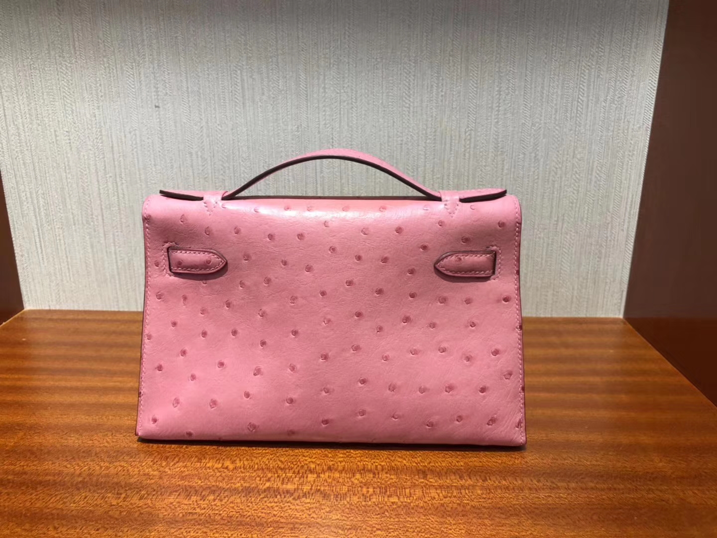 Hermes MiniKelly 22 Pochette 1Q奶昔粉Rose Confetti鴕鳥皮 手工臘線縫